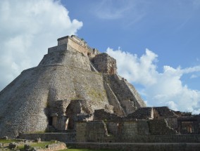 「世纪球王」马拉度纳逝世 子女规划成立纪念馆