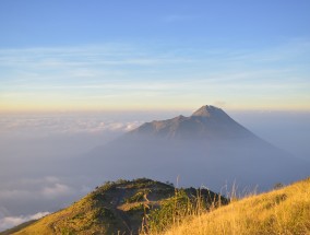 印尼勒沃托比火山再喷发 灰柱直冲天际