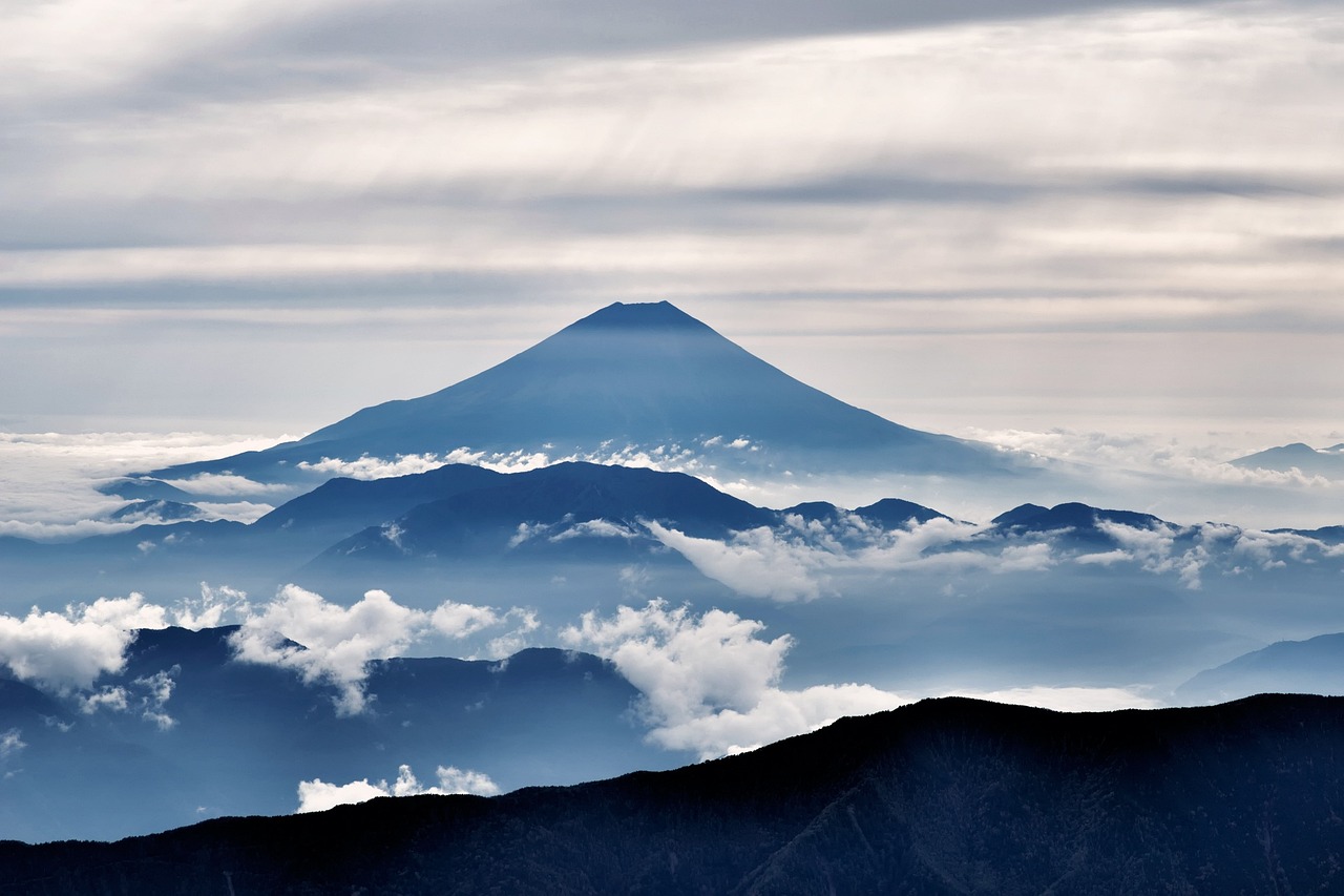 创历来最长无雪期纪录 日本富士山终于降雪